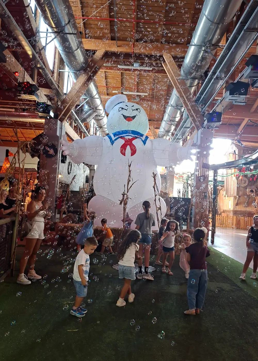 Bambini e famiglie tra le attrazioni decorate a tema Halloween a Luna Farm.