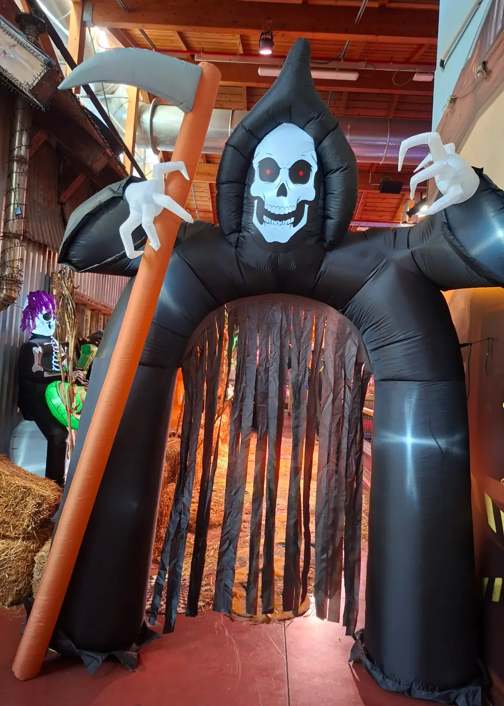 Particolare degli addobbi di Halloween lungo il percorso del parco tematico Luna Farm.