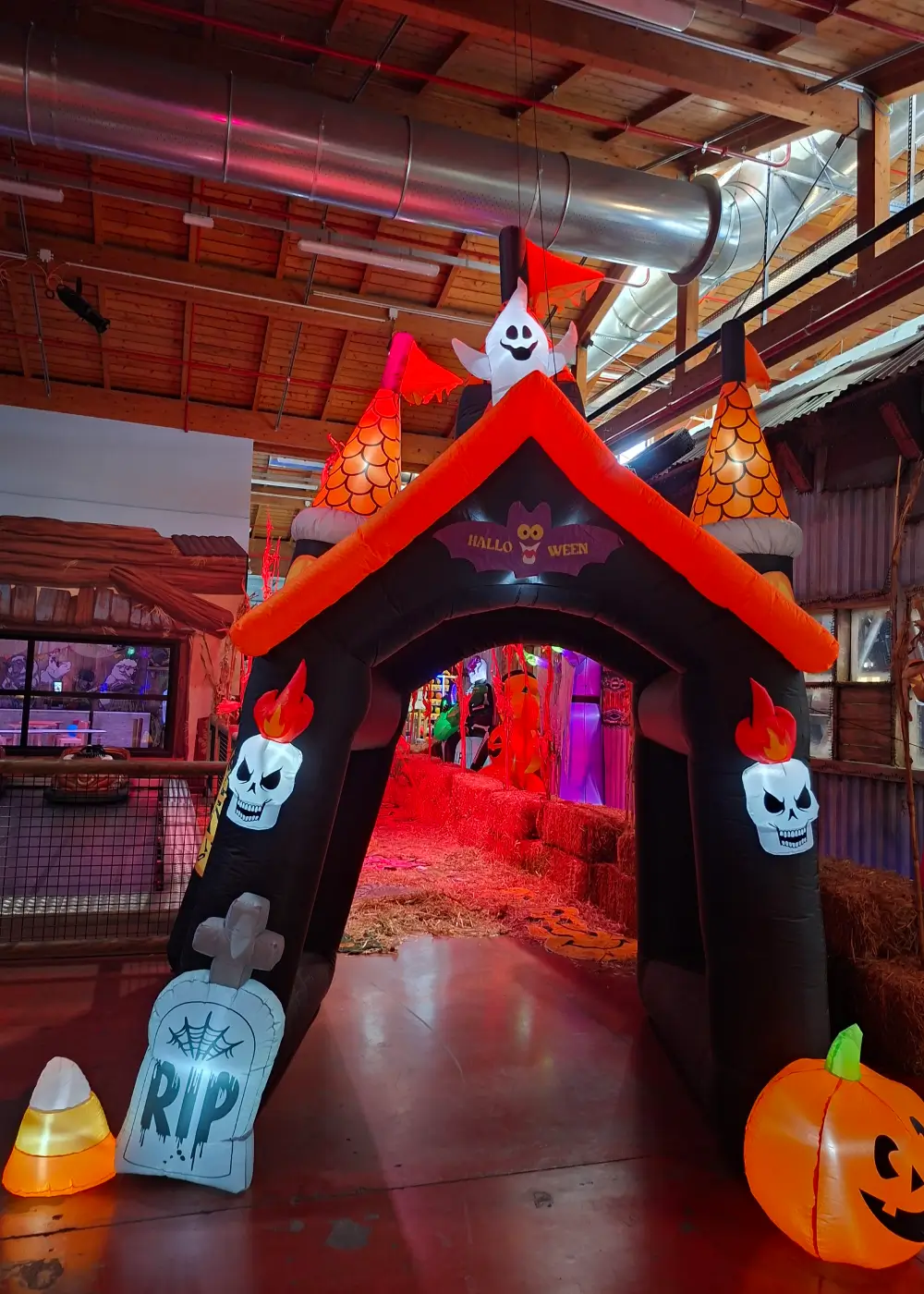 Allestimento con personaggi e scenografie di Halloween al parco giochi Luna Farm.