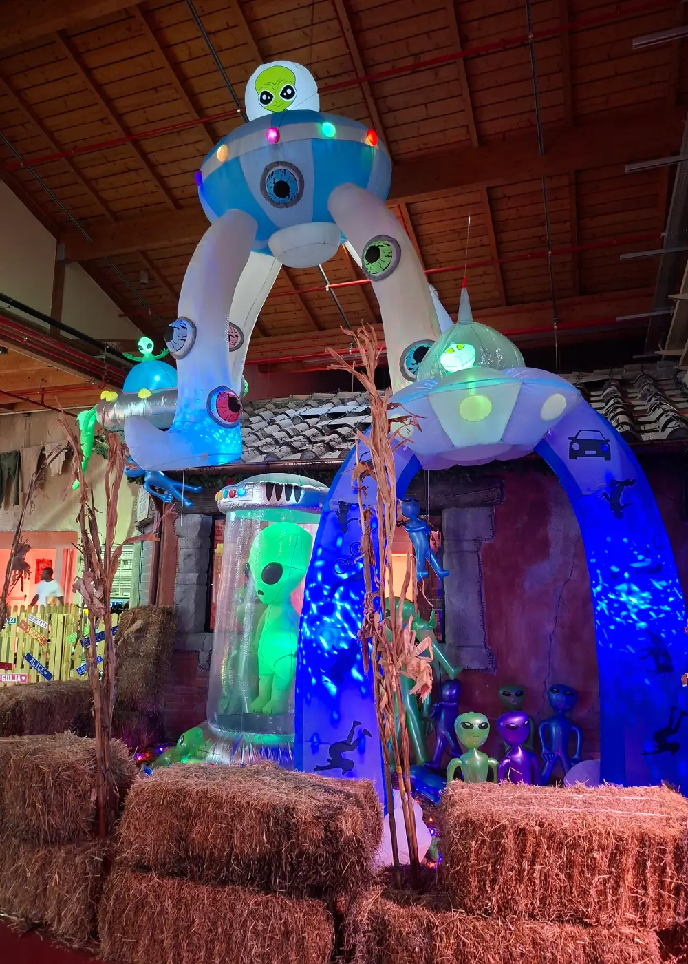 Allestimento con personaggi e scenografie di Halloween al parco giochi Luna Farm.