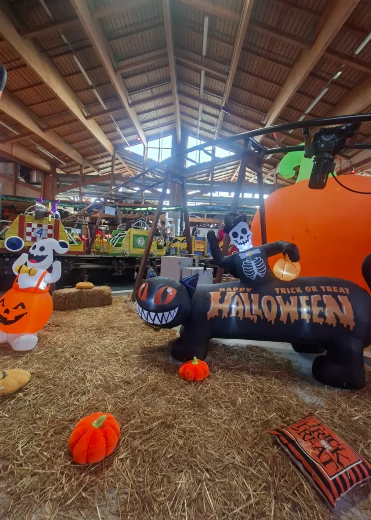Decorazioni di Halloween per famiglie a Luna Farm Bologna Particolare delle decorazioni di Halloween al parco tematico Luna Farm per bambini.